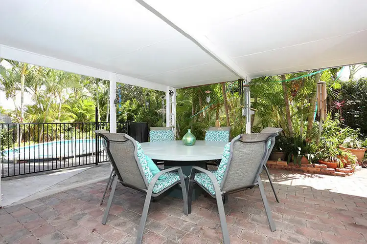 4 York Court, Sandstone Point QLD 4511