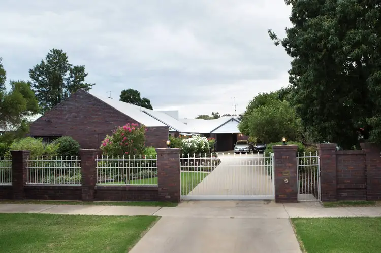 425 George St, Deniliquin NSW 2710