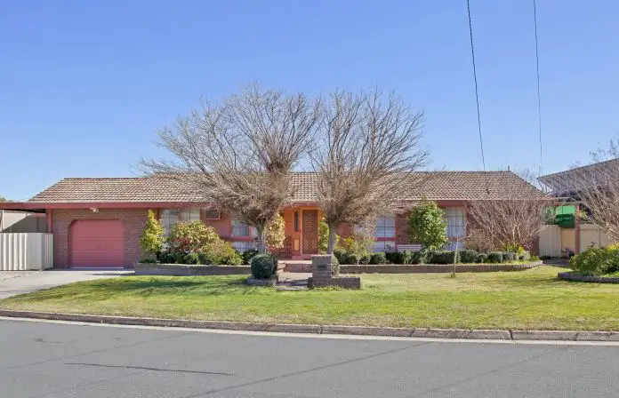 370 Sandrina Drive, Lavington NSW 2641