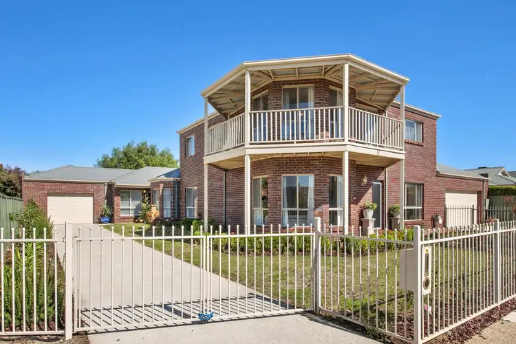 17 St Helens Avenue, Lake Gardens VIC 3355