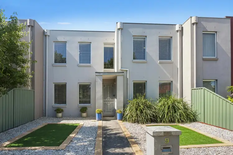 9 Taunton Place, Lake Gardens VIC 3355