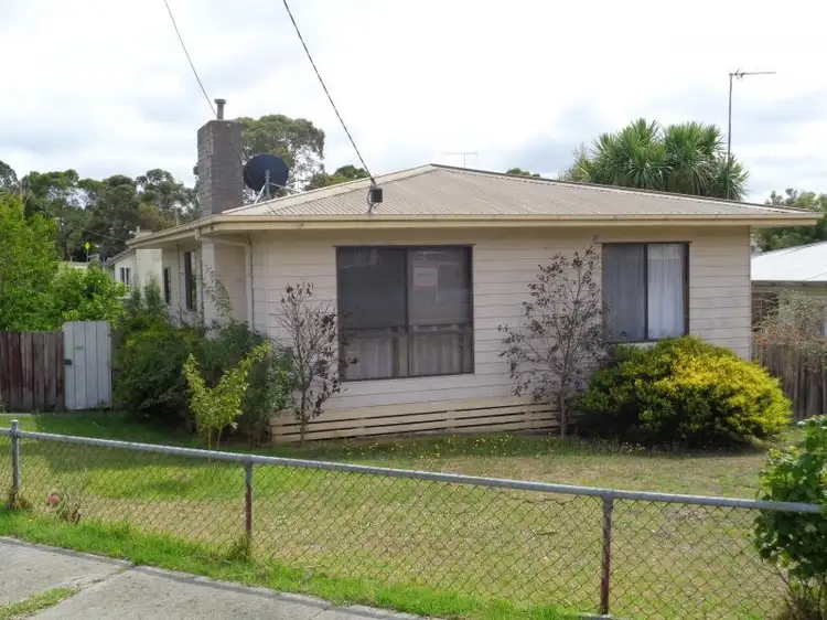 **UNDER CONTRACT**3 Dunbar Avenue, Morwell VIC 3840