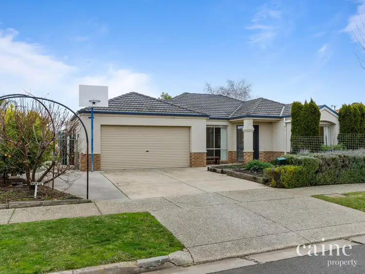 23 St Helens Avenue, Lake Gardens VIC 3355