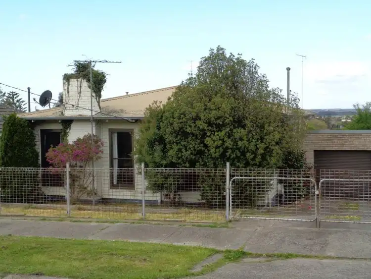 **UNDER CONTRACT**22 Stephenson Street, Morwell VIC 3840