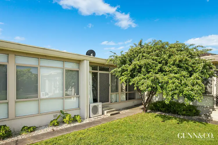 2/40 Chifley Avenue, Altona VIC 3018