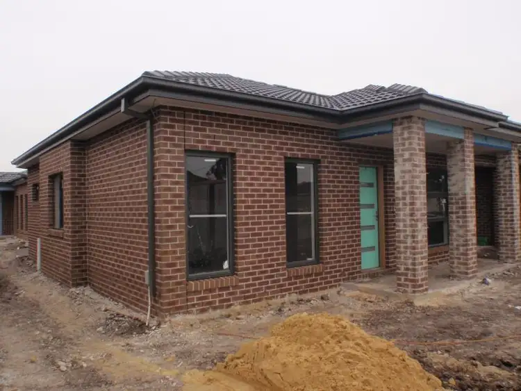 1-3 27 Ainsworth Street, Sunshine West VIC 3020