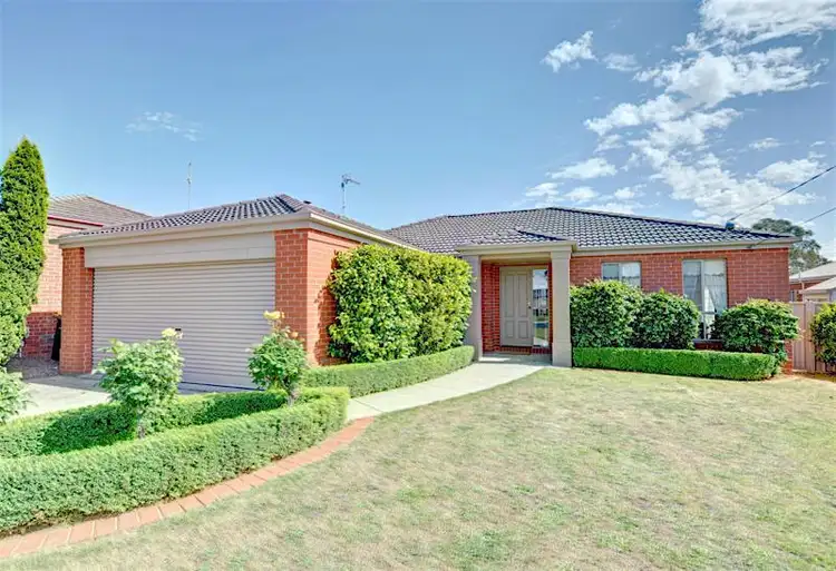 4 Cartledge Avenue, Mount Clear VIC 3350