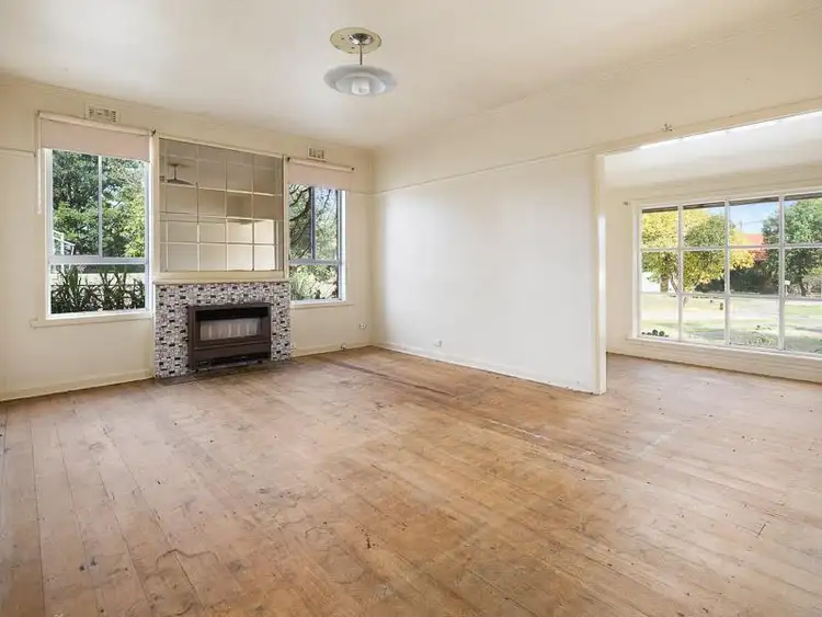 Second view of Homely house listing, 8 Erica Court, Bellfield VIC 3081