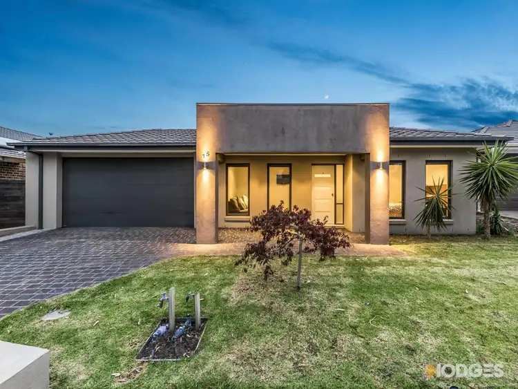 15 White Gum Way, Cranbourne North VIC 3977