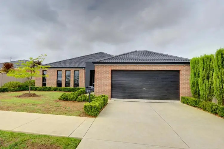 27 Menhennet Drive, Delacombe VIC 3356