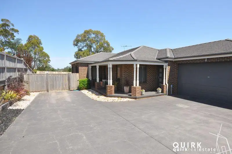 Main view of Homely townhouse listing, 2/5 Lyndhurst Square, Drouin VIC 3818