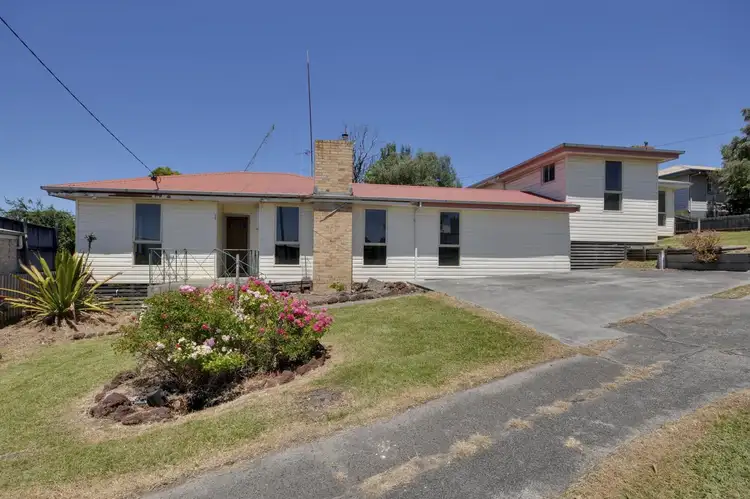 **UNDER CONTRACT**26 Monash Street, Morwell VIC 3840