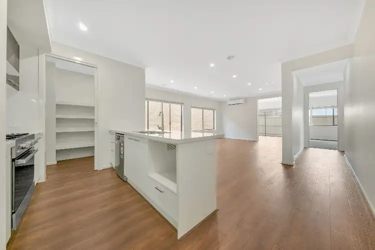 12 12 Polmont Avenue AVE, Thornhill Park VIC 3335