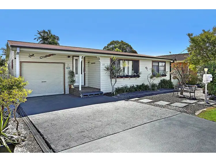 19 Kathleen White Crescent, Killarney Vale NSW 2261