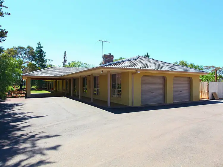 1945 Western Freeway