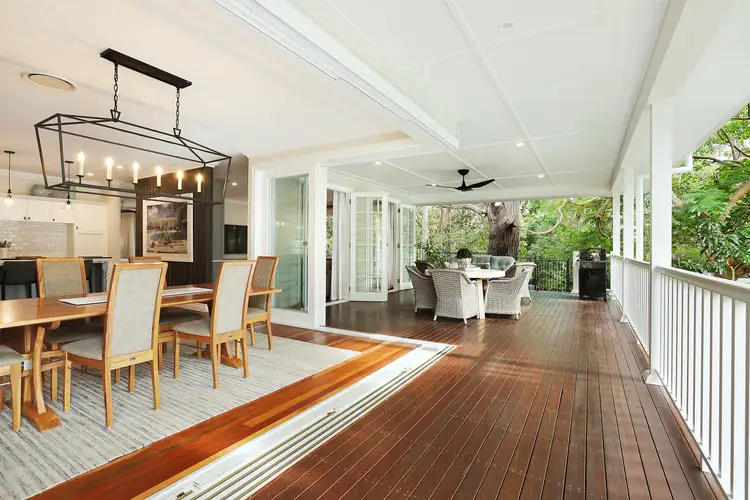 10 Akes Avenue, Southport QLD 4215