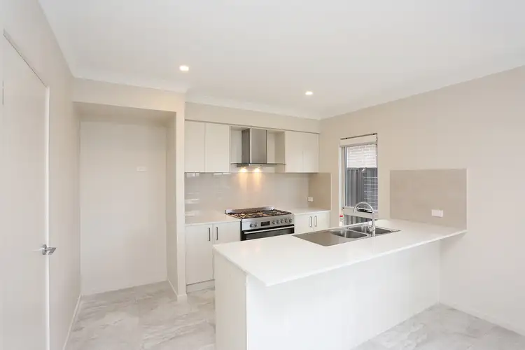 2/4 Madeleine Street, Nirimba QLD 4551