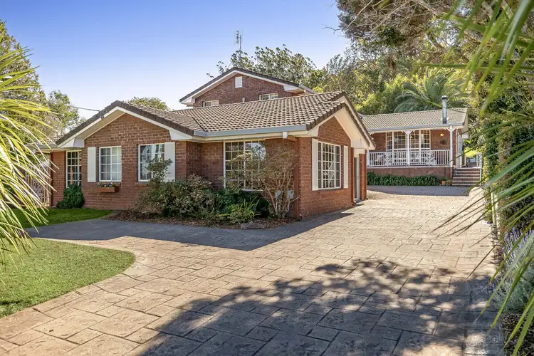 27 Range Street, Mount Lofty QLD 4350