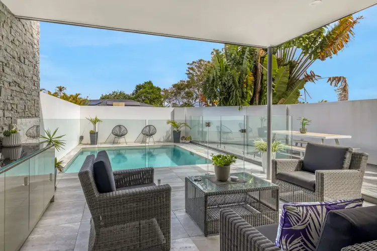 2 Aroona Avenue, Broadbeach Waters QLD 4218