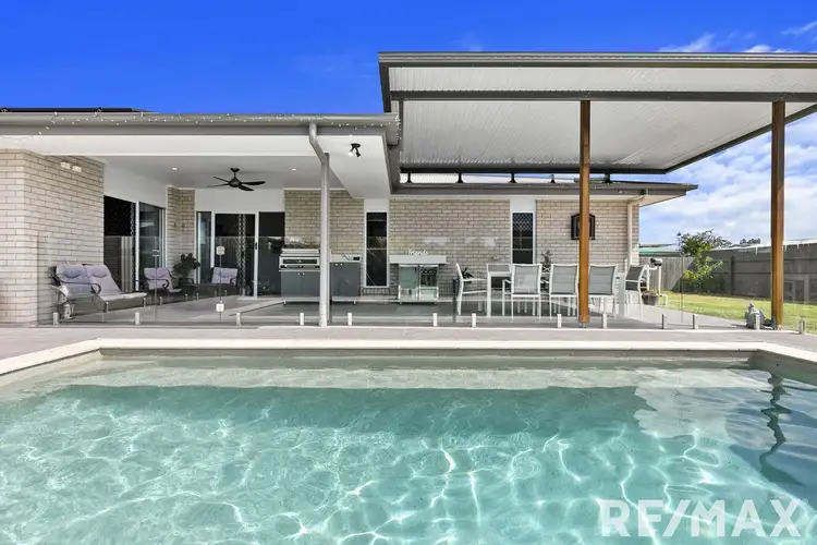 6 Wallace Crt, Urangan QLD 4655