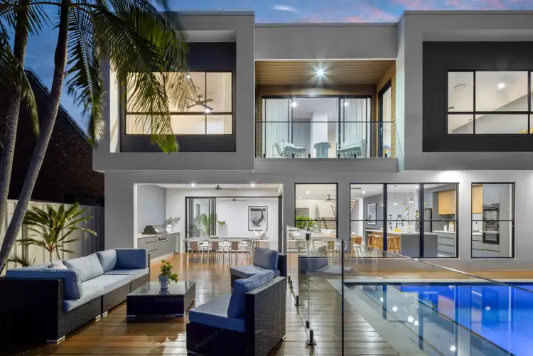 6 Tumbi Street, Broadbeach Waters QLD 4218