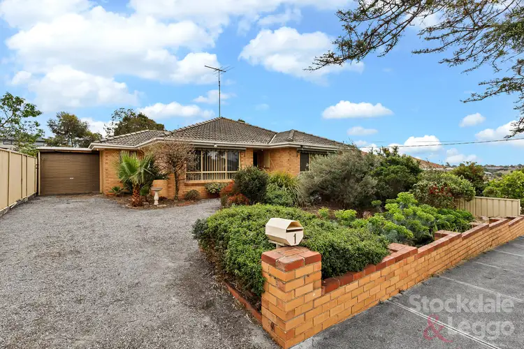 1 Valley Crescent, Glenroy VIC 3046