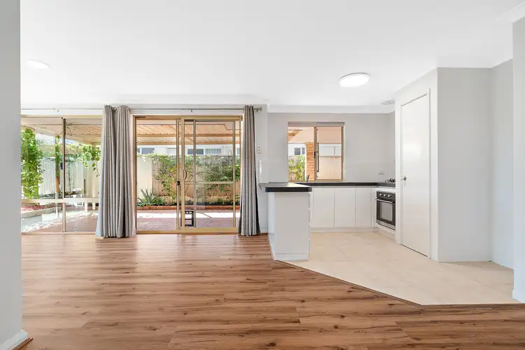 4 Mannix Pass, Queens Park WA 6107
