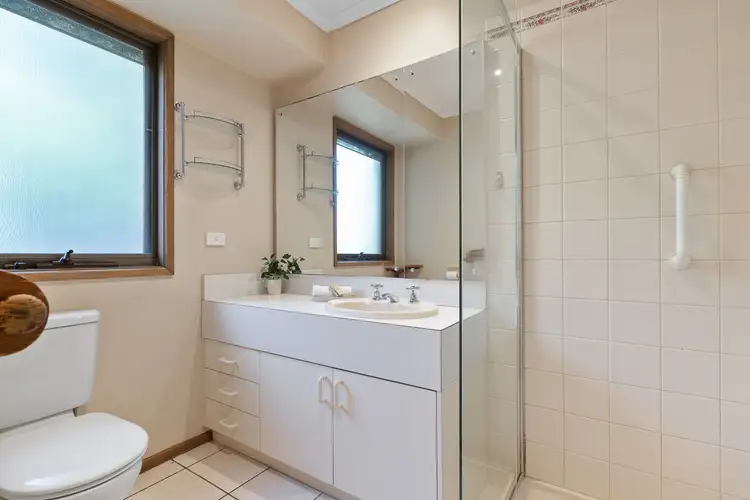 Fifth view of Homely house listing, 2 Jingai Court, Frankston VIC 3199