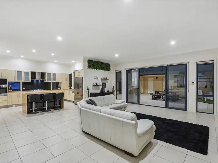 Sixth view of Homely house listing, 8 Chevron Rise, Highland Park QLD 4211