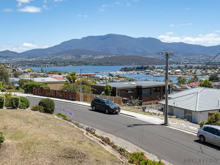 48 Begonia Street, Lindisfarne TAS 7015