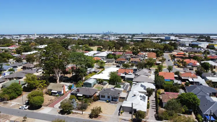 30 Barnsley Street, Queens Park WA 6107