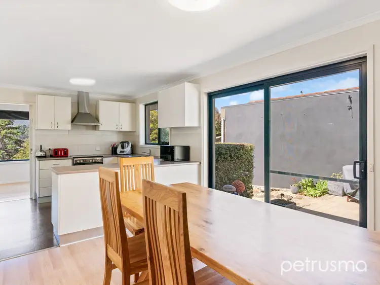 17 Elwood Drive, Lindisfarne TAS 7015
