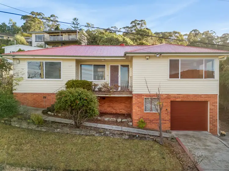 83 Malunna Road, Lindisfarne TAS 7015