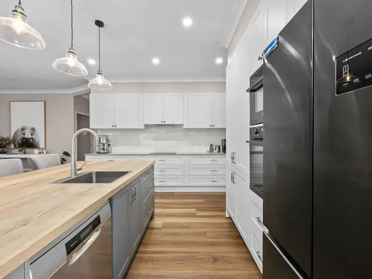 Fifth view of Homely house listing, 2 Lilly Court, Yamanto QLD 4305