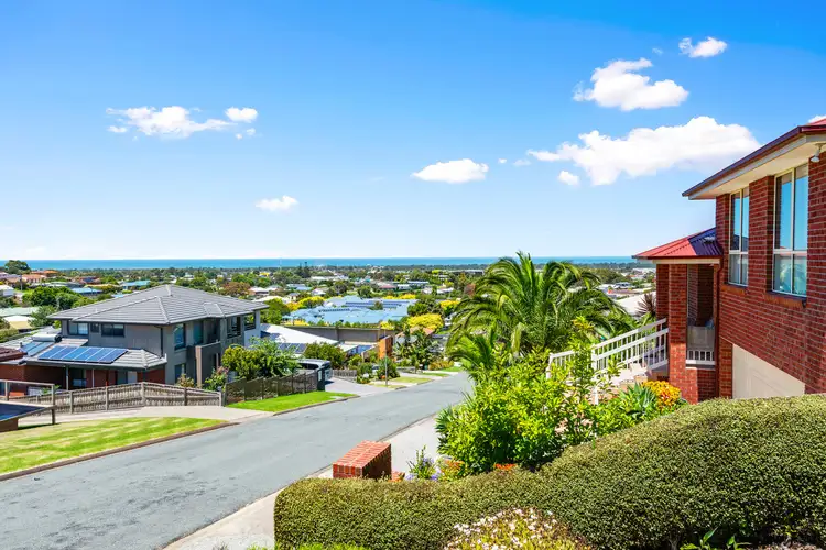 11 Hillcrest Rise, Lakes Entrance VIC 3909