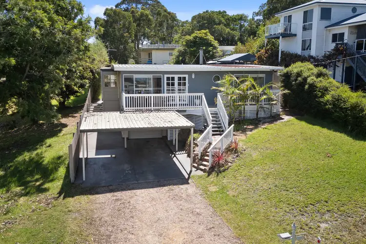 11 Ocean View Parade, Lakes Entrance VIC 3909