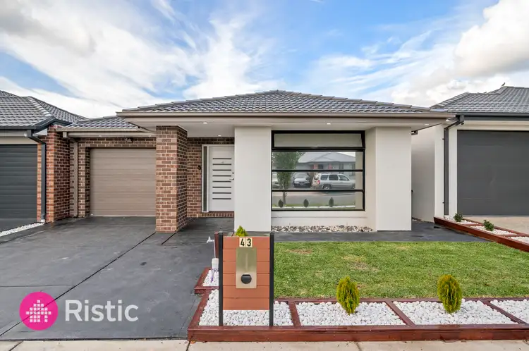 43 Upthorpe Way, Mickleham VIC 3064