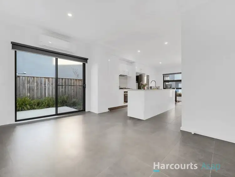 9 Randwick Lane, Clyde North VIC 3978