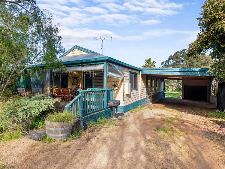 16 Laughtons Road, Kalimna VIC 3909