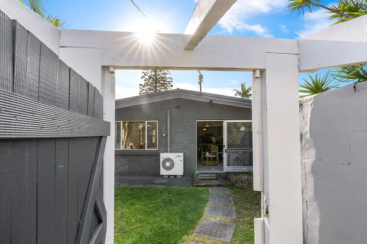 32 Sarawak Avenue, Palm Beach QLD 4221
