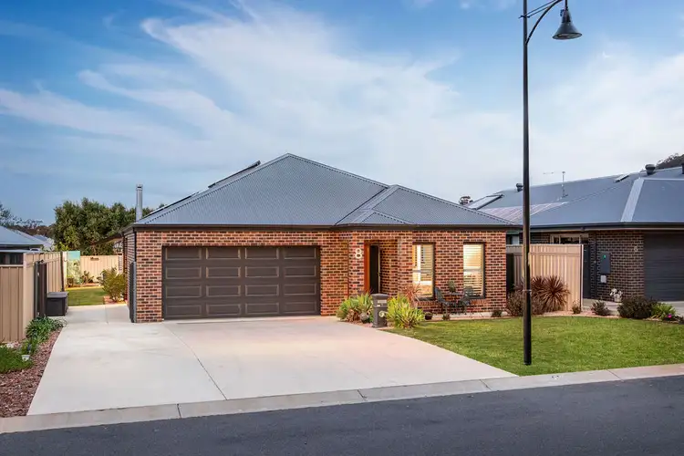 Second view of Homely house listing, 8 Ruthven Circuit, Wodonga VIC 3690