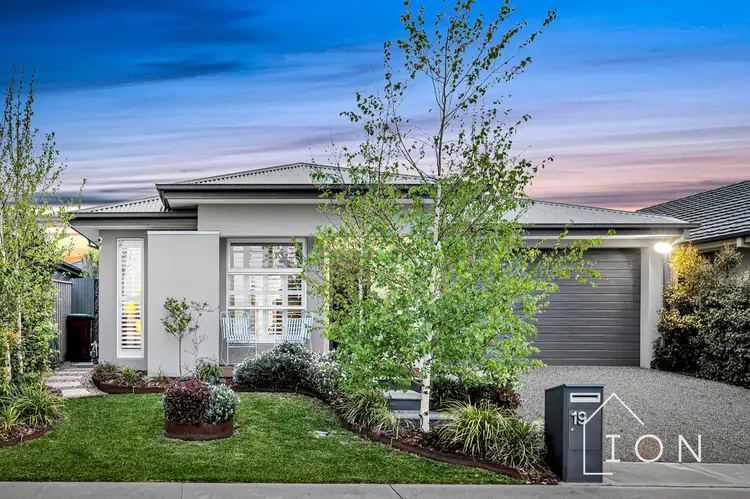 19 Flanagan Crescent, Cranbourne South VIC 3977