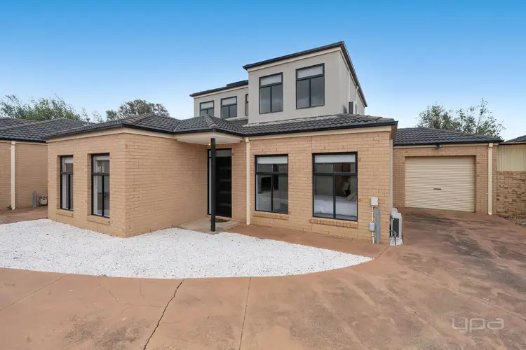 2/11 Merrijig Court, Kurunjang VIC 3337