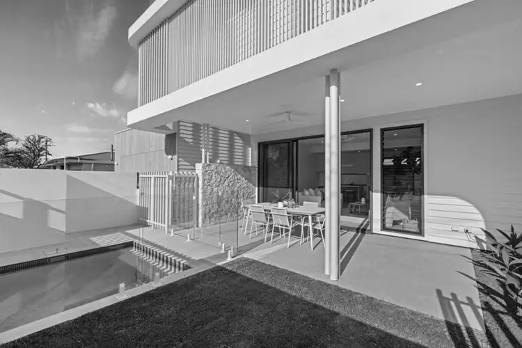 2/2 Pecan Street, Warana QLD 4575