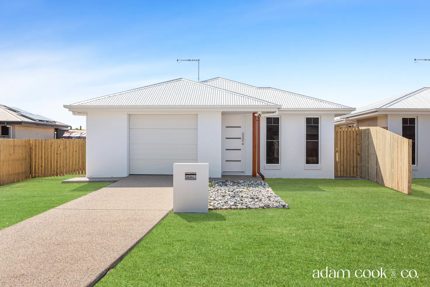 Main view of Homely townhouse listing, 2/10 Sorrento Way, Zilzie QLD 4710