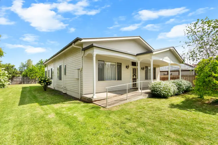 12 Jones Street, Stratford VIC 3862