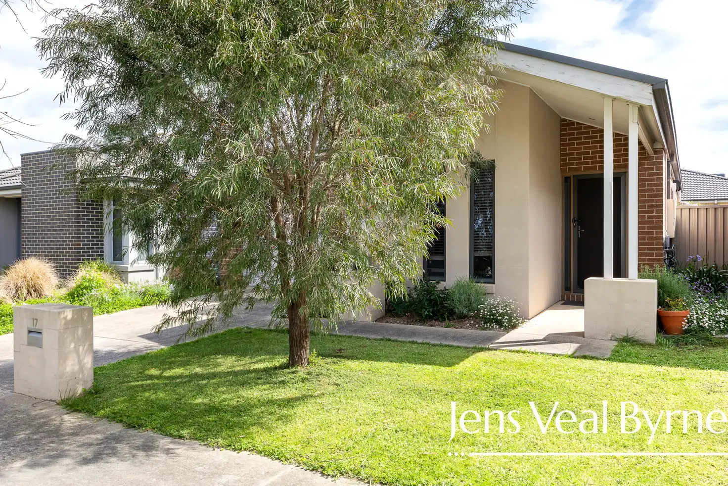 Main view of Homely townhouse listing, 17 Echo Place, Alfredton VIC 3350