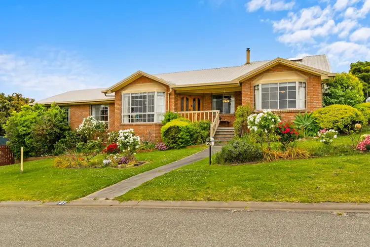 27 Bung Yarnda Court, Lakes Entrance VIC 3909
