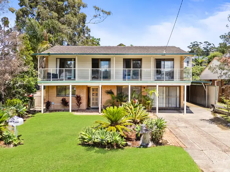 8 Althea Place, Point Clare NSW 2250