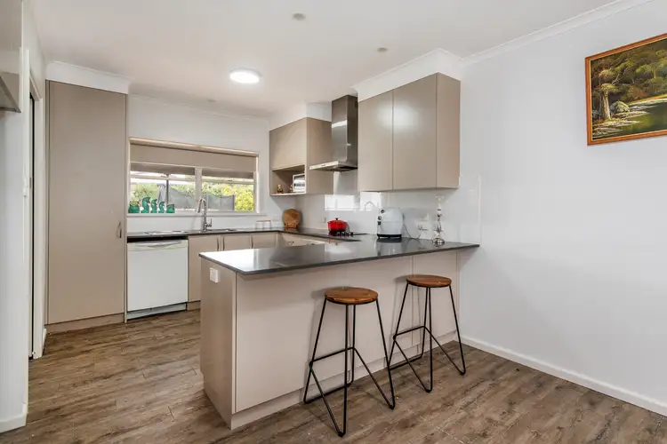 Second view of Homely house listing, 10 Shanahan Court, Hamilton VIC 3300